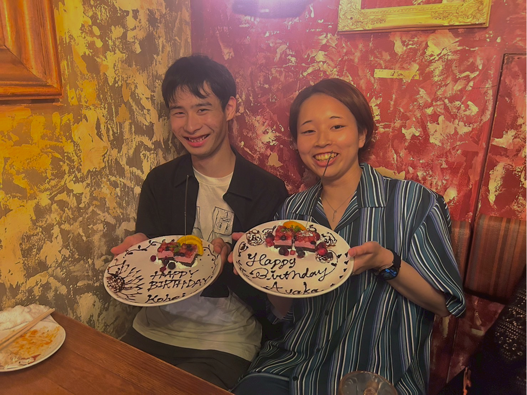 誕生日プレートを持つプレミアムプラン参加者
