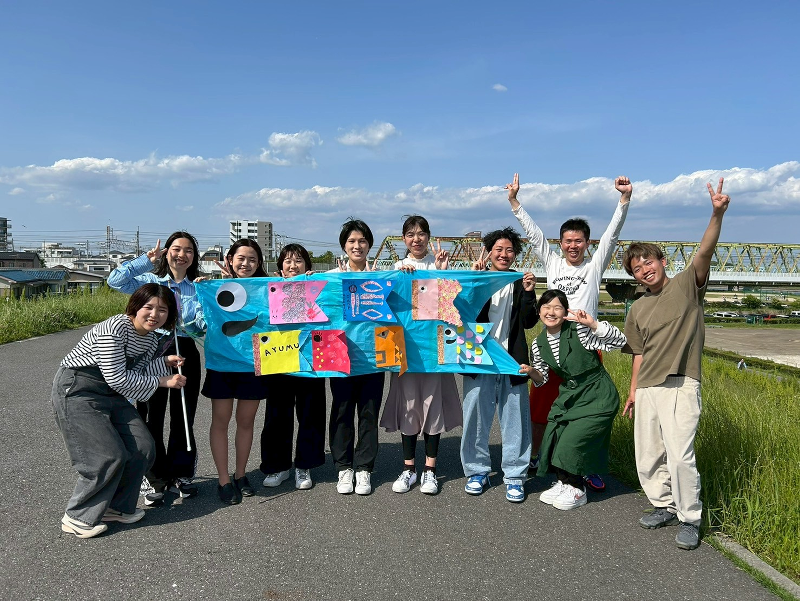 屋外イベントを楽しむ参加者たち